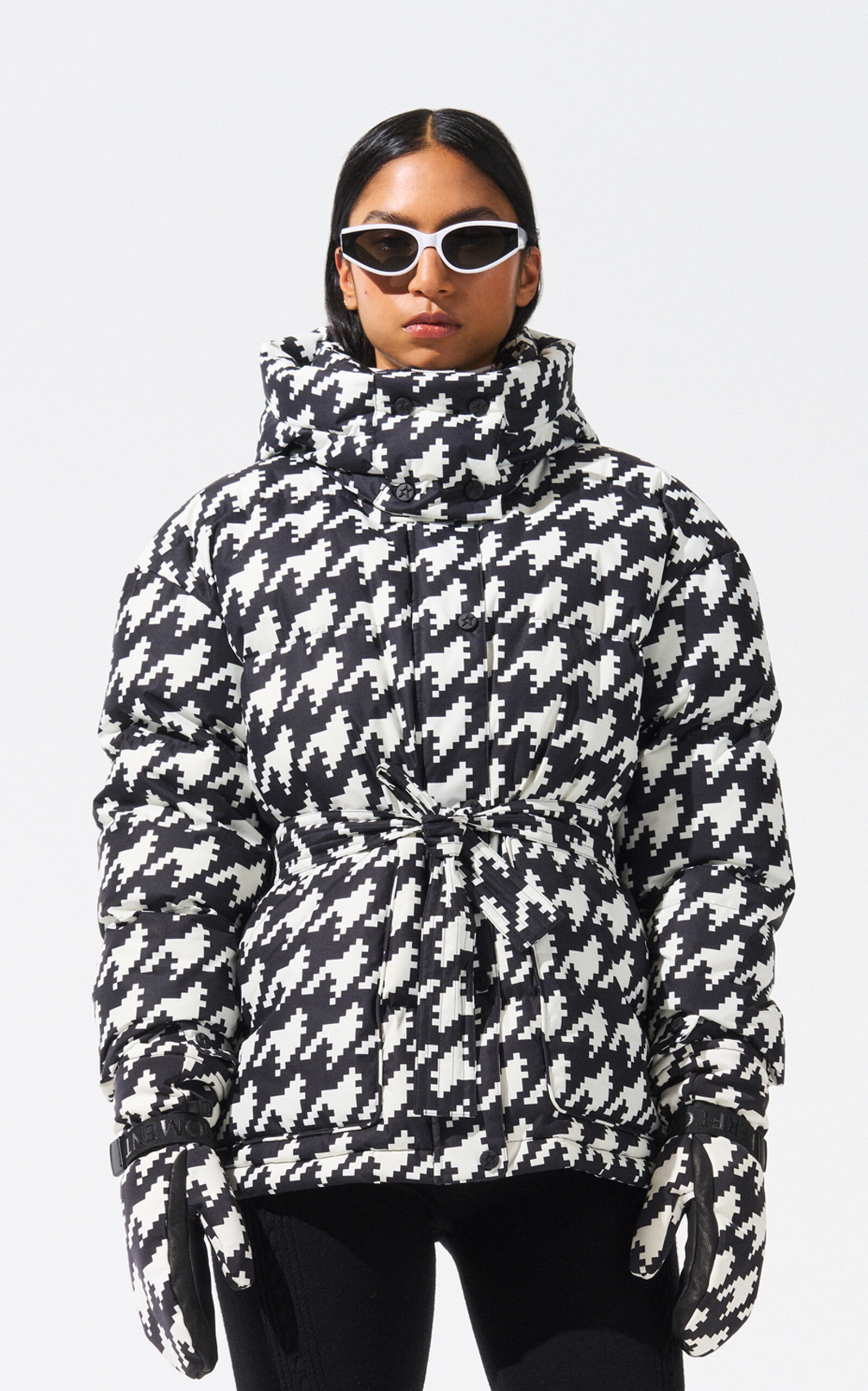Perfect Moment Maya Ski Parka In Black,white