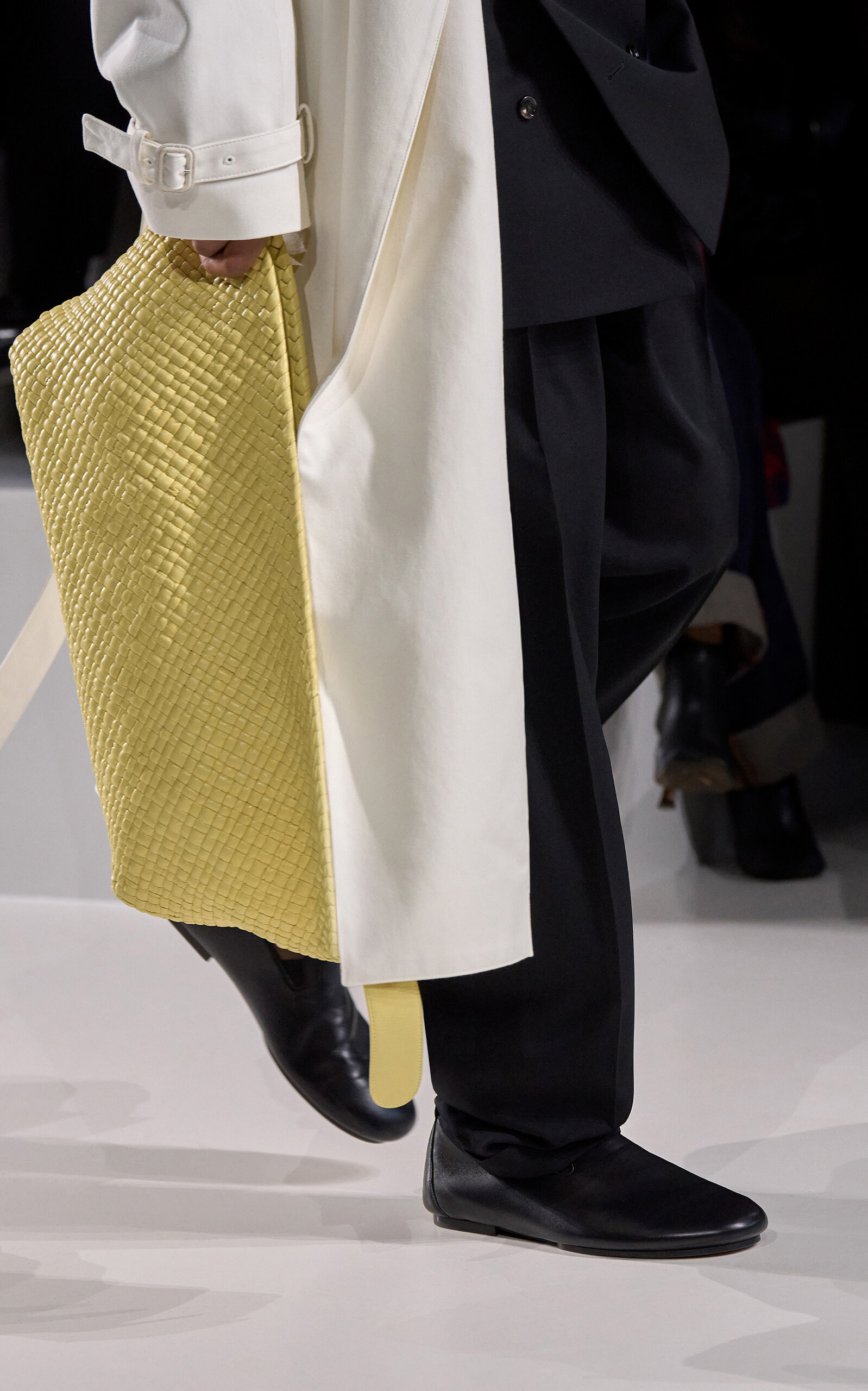 Bottega Veneta Cabat -Mano Intreccio Clutch - Yellow - OS