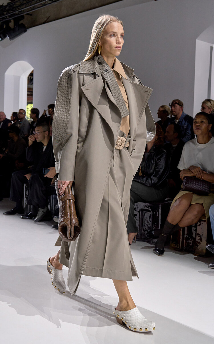 Bottega Veneta Intrecciato Leather Collar Cotton Silk Gabardine Trench Coat In Gray
